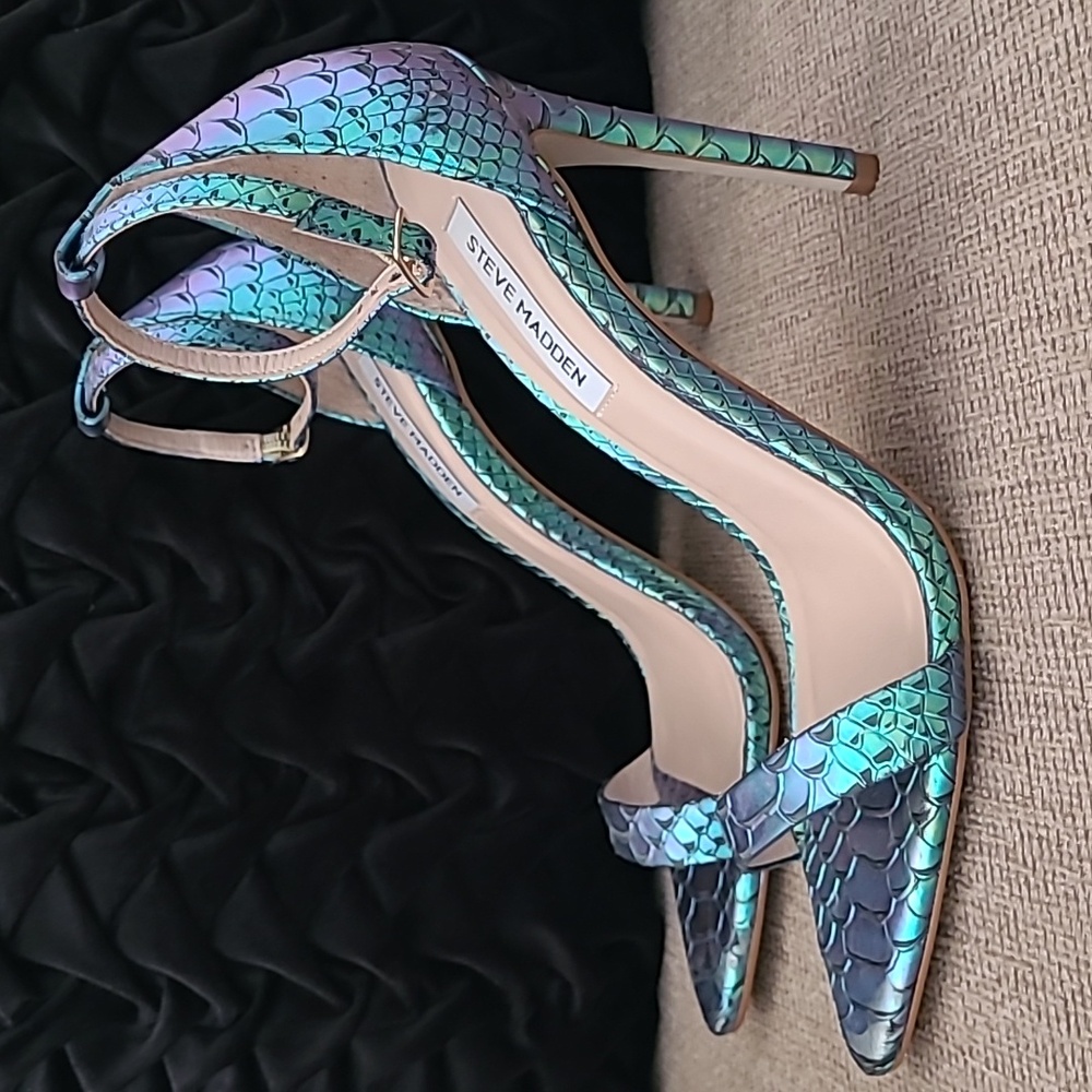 STEVE MADDEN WOMEN'S SANE IRIDESCENT SNAKE PRINT POINTED SANDALS - Picture 8 of 11